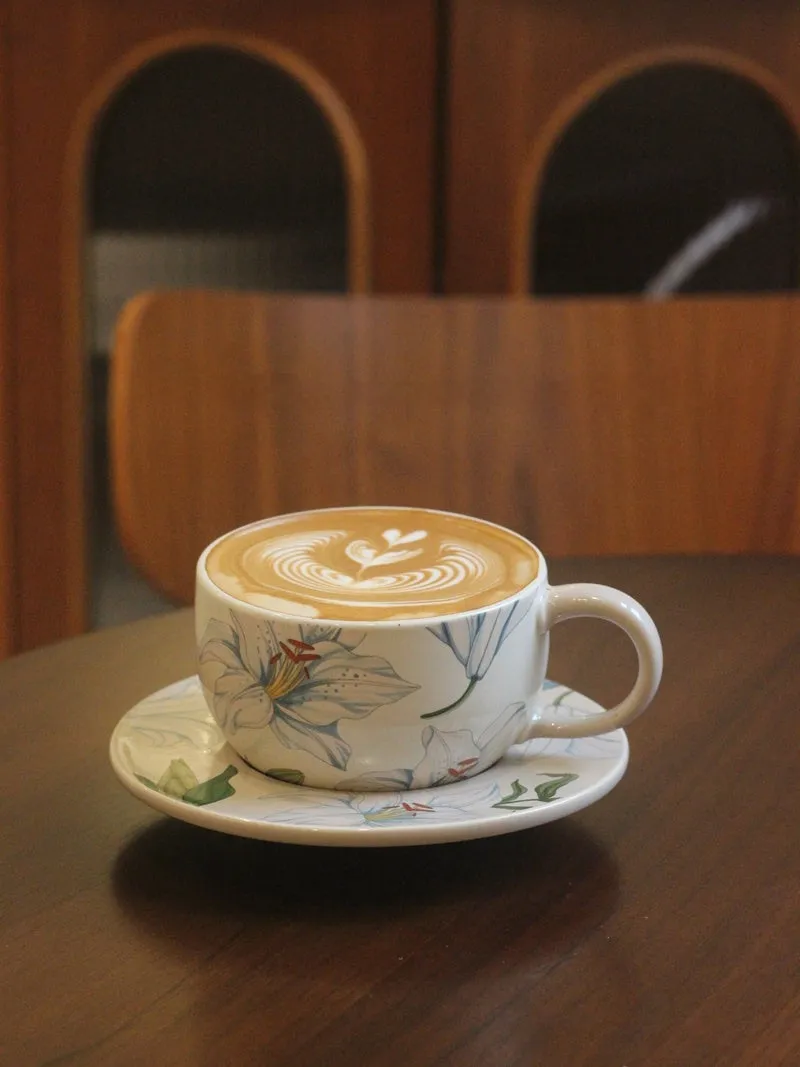 Chinese style Lily Wild Series ceramic cup set with plate, round bead or petal shape, pottery construction, straight drink lid
