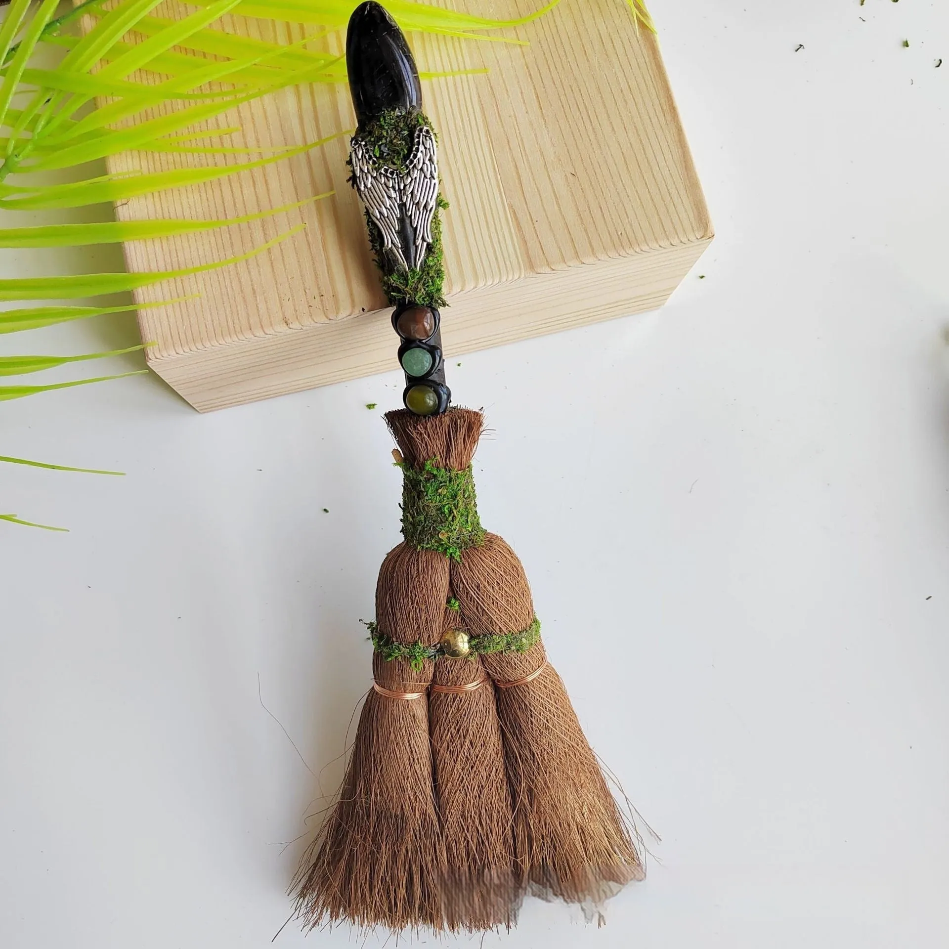 Natural chalcedony crystal single pointed column broom in white crystal colour handmade decorative prop