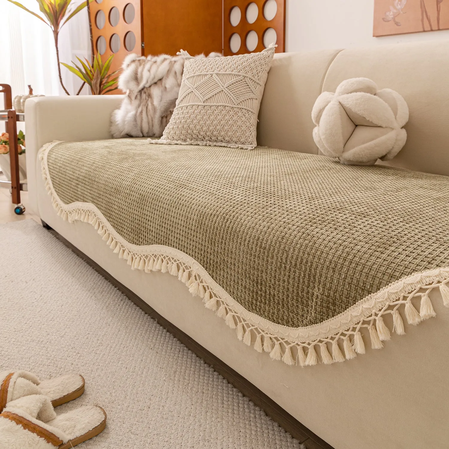 Special-shaped tassel short plush non-slip sofa cover in solid colour polyester, available in sizes 90x160cm to 90x240cm