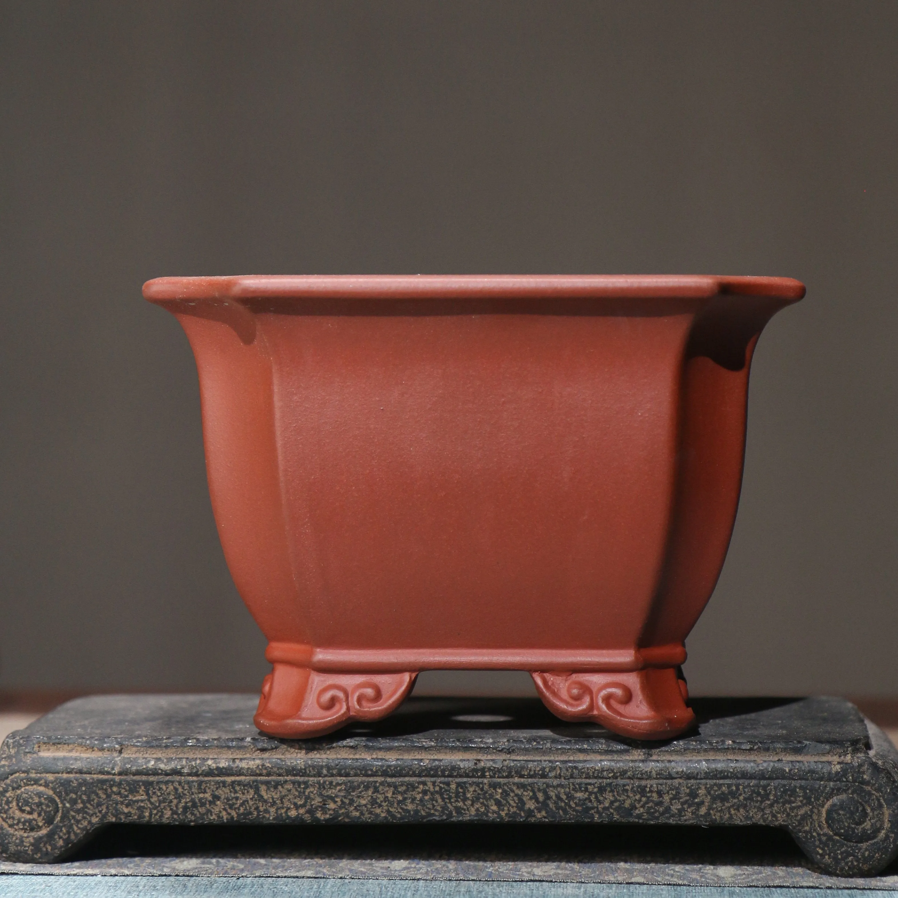 Chinese-style classical purple clay flowerpot for indoor bonsai with medium or large size options in brown or purple clay colour