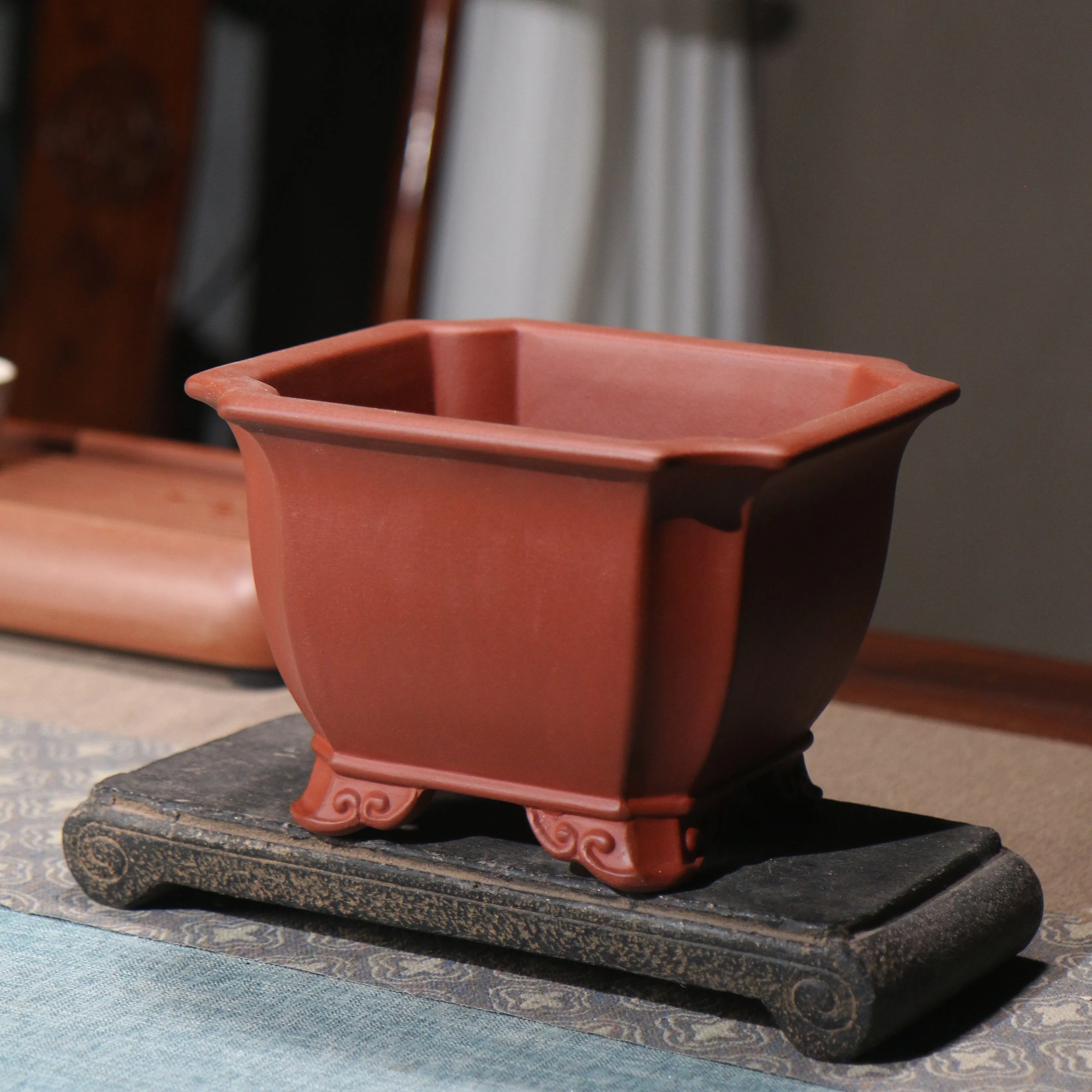 Chinese-style classical purple clay flowerpot for indoor bonsai with medium or large size options in brown or purple clay colour