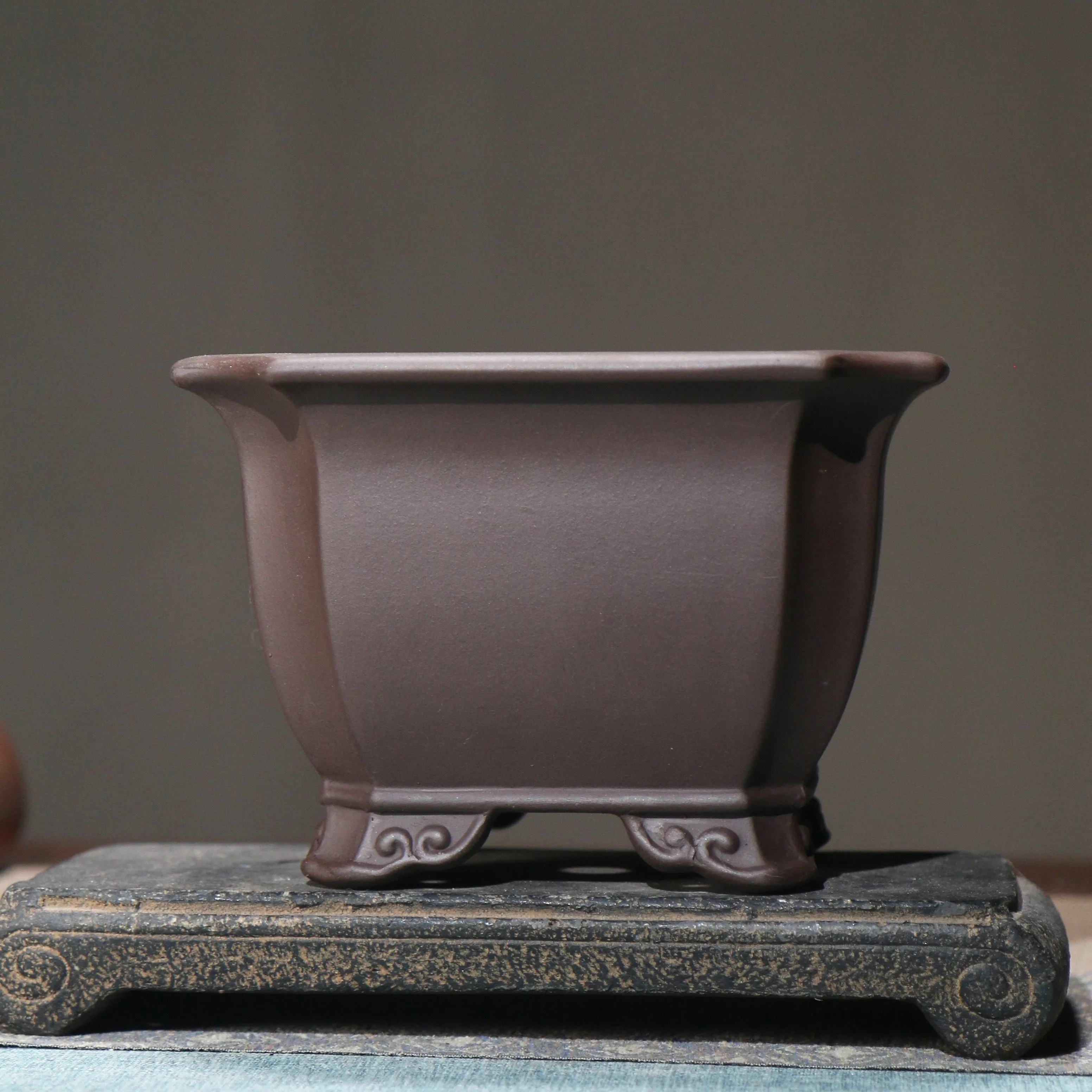 Chinese-style classical purple clay flowerpot for indoor bonsai with medium or large size options in brown or purple clay colour