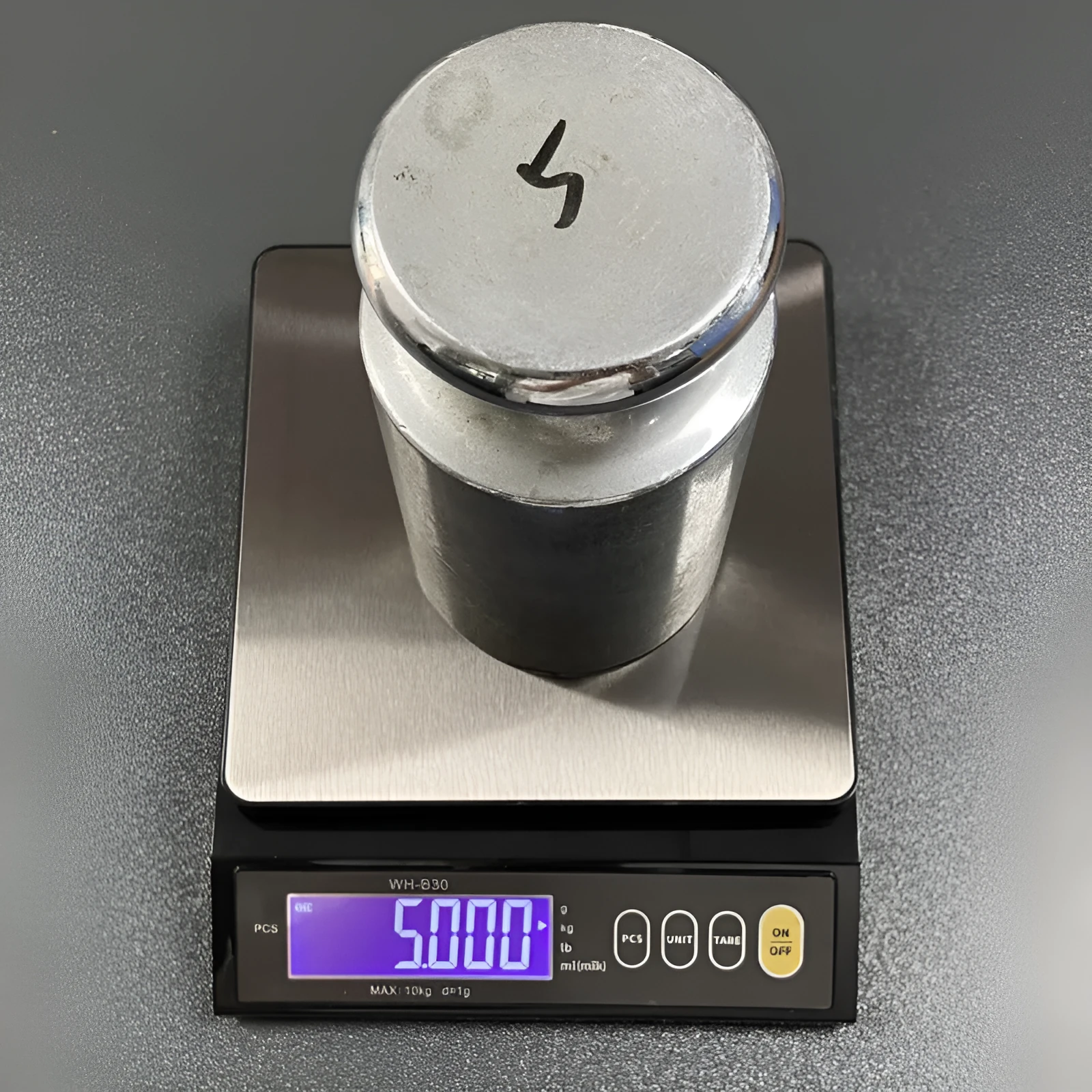 High-precision business electronic scale with rechargeable battery, 10kg 0.1g accuracy, compact 20 x 5cm design