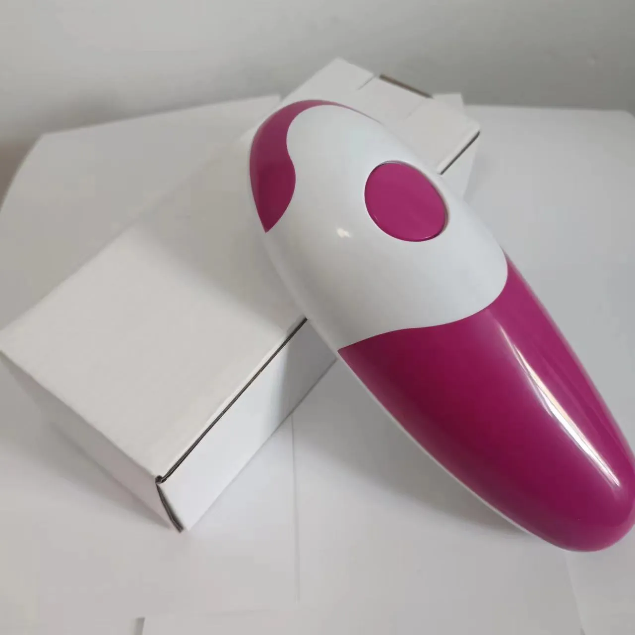 Electric can opener in light green plastic with iron box mechanism, 16x6.5x4.8cm, on kitchen countertop