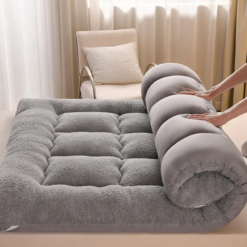Thickened three-dimensional feather velvet mattress sheet in alpaca colour on a 1.8m bed
