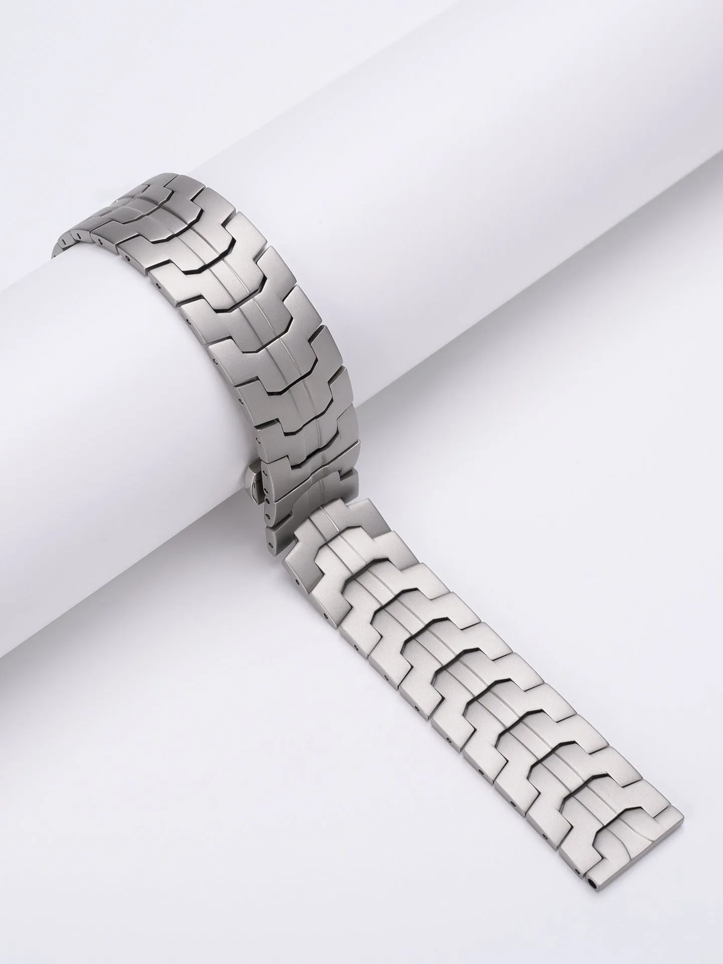 Stainless steel watch strap for Samsung Galaxy Watch in silver, black, titanium and other colours.