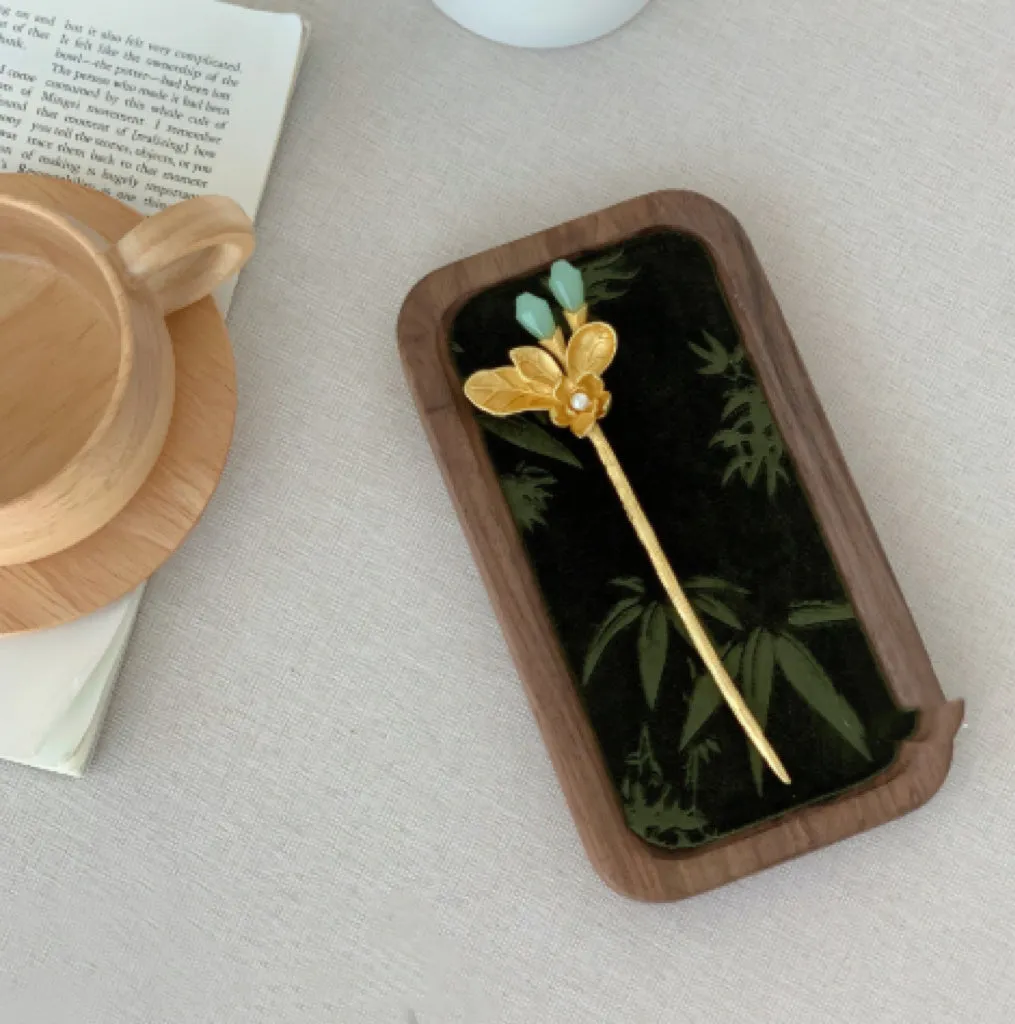 Walnut solid wood necklace display stand with Jiangnan ink painting bamboo design and multiple tiers