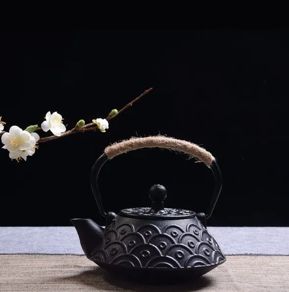 Japanese style cast iron teapot with decorative patterns in 0.9 litre capacity