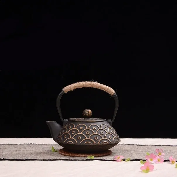 Japanese style cast iron teapot with decorative patterns in 0.9 litre capacity