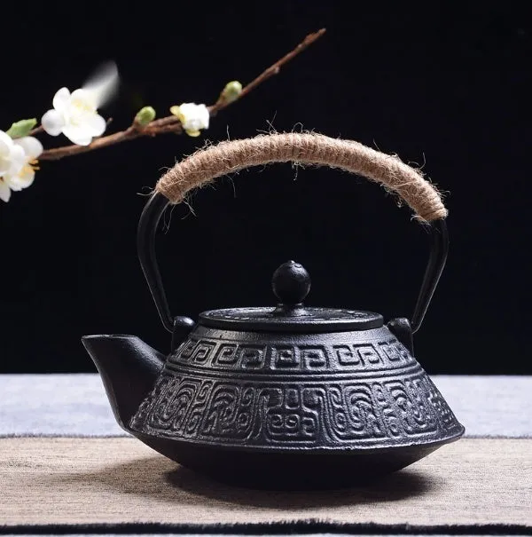 Japanese style cast iron teapot with decorative patterns in 0.9 litre capacity