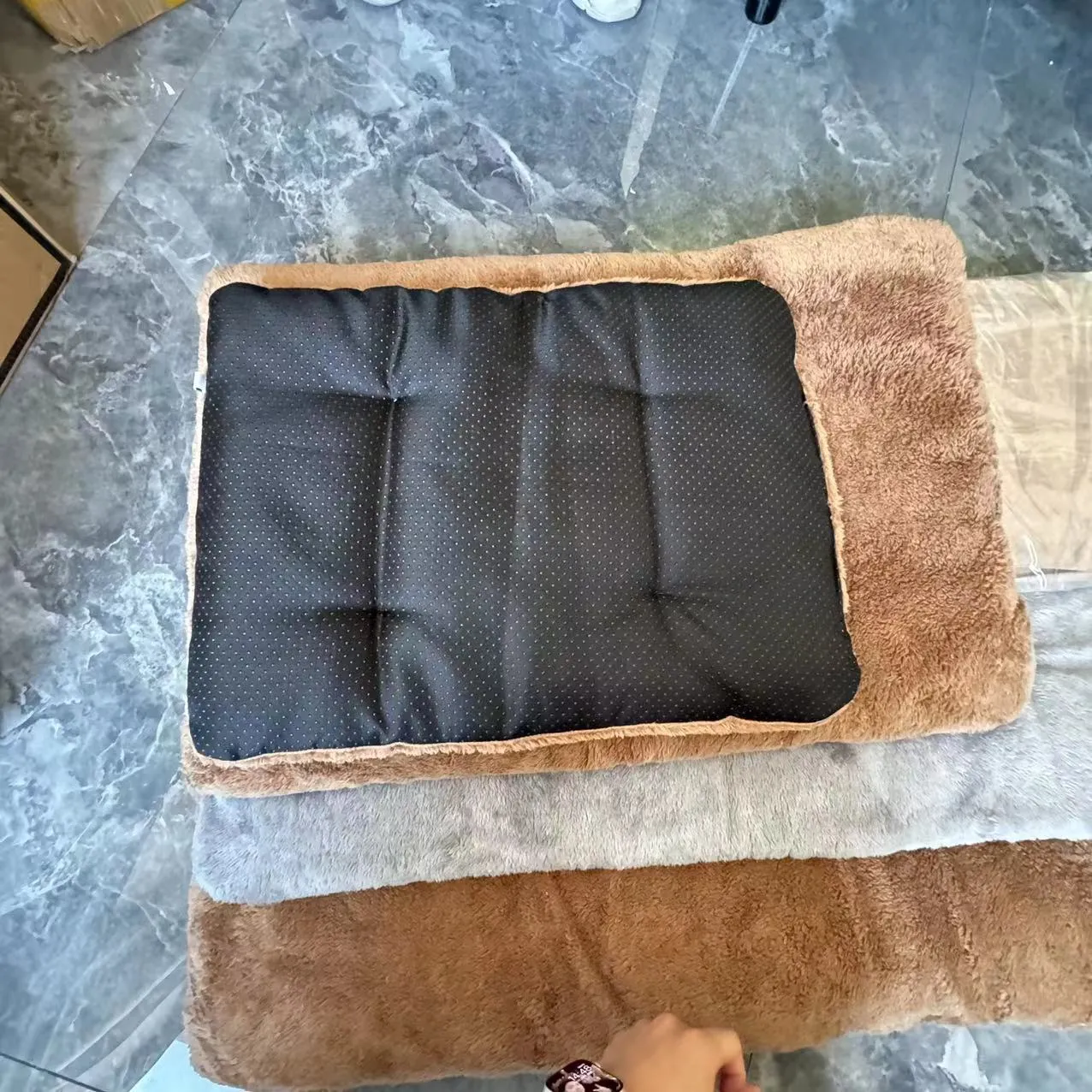 Self-heating thickened pet blanket for dogs in khaki colour, made from Bejirog material