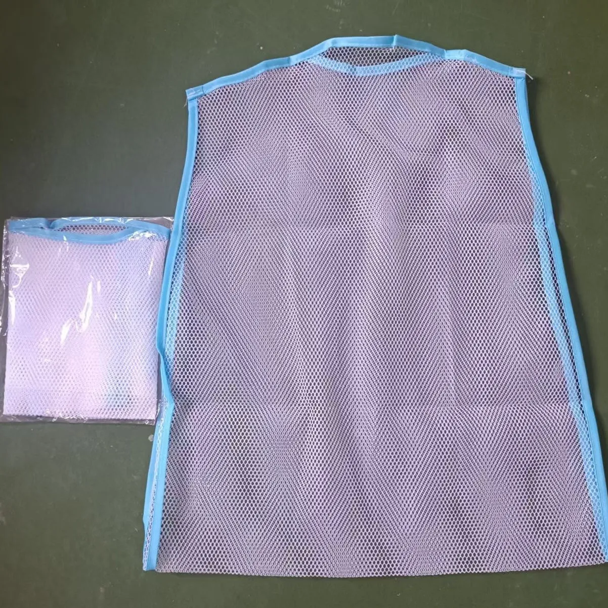 White single-layer net pocket pillow drying hanger 45x55cm on a washing line