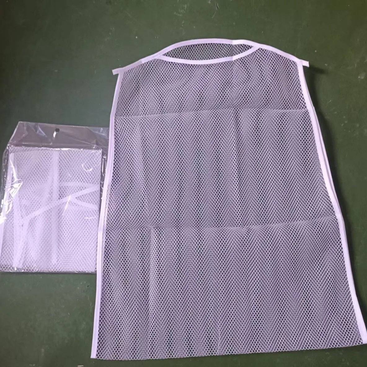 White single-layer net pocket pillow drying hanger 45x55cm on a washing line