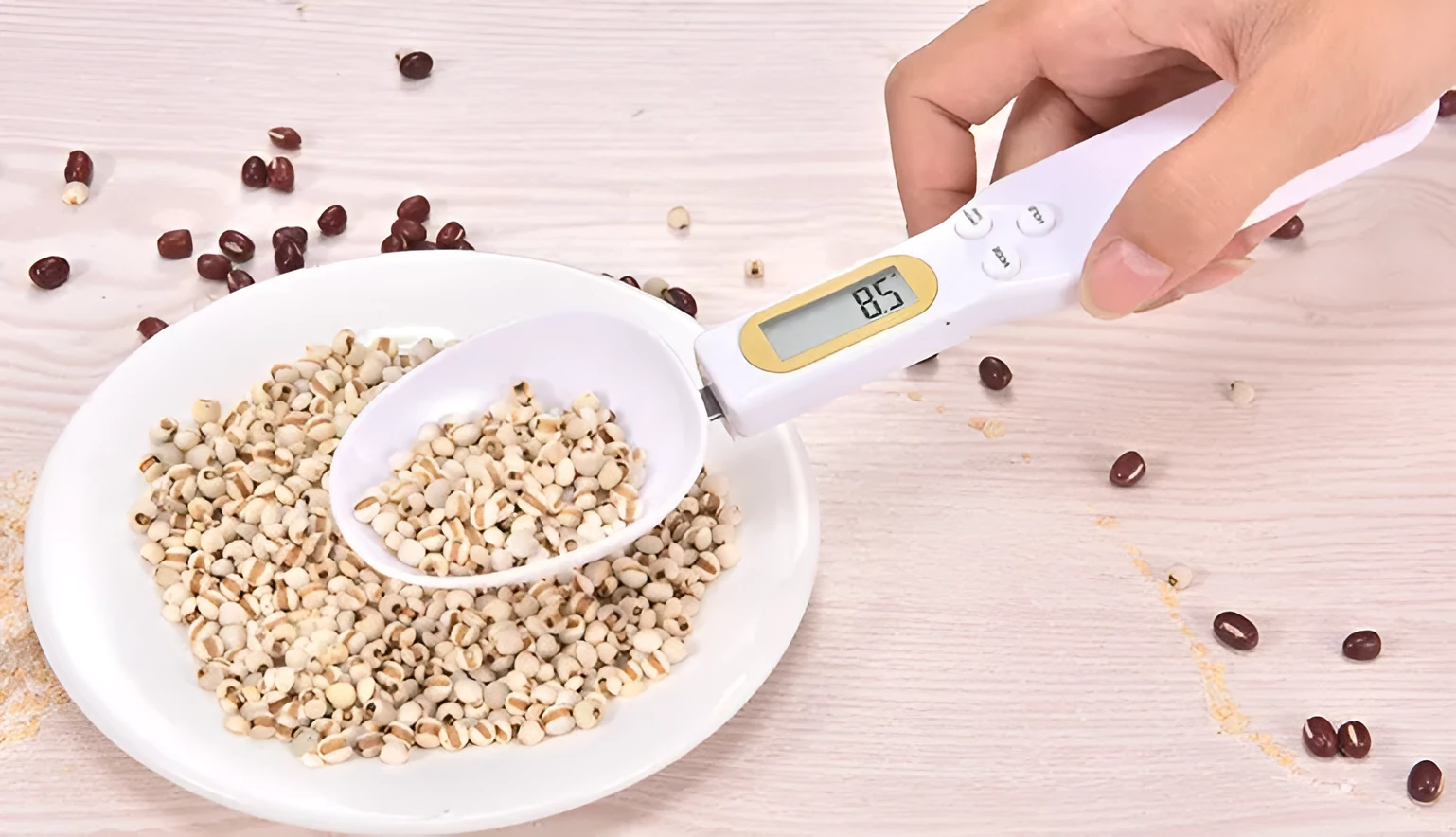 Black digital measuring spoon scale showing 0.0g display on LCD screen with 500g capacity