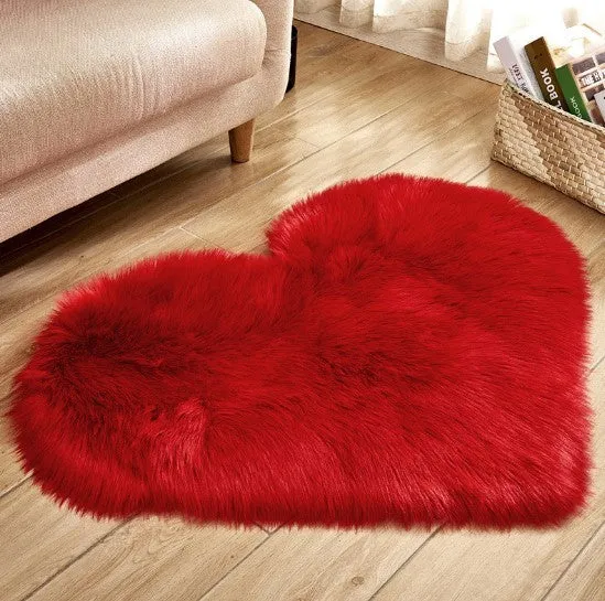 Plush heart-shaped carpet with 5-6 cm pile in navy blue colour on wooden floor