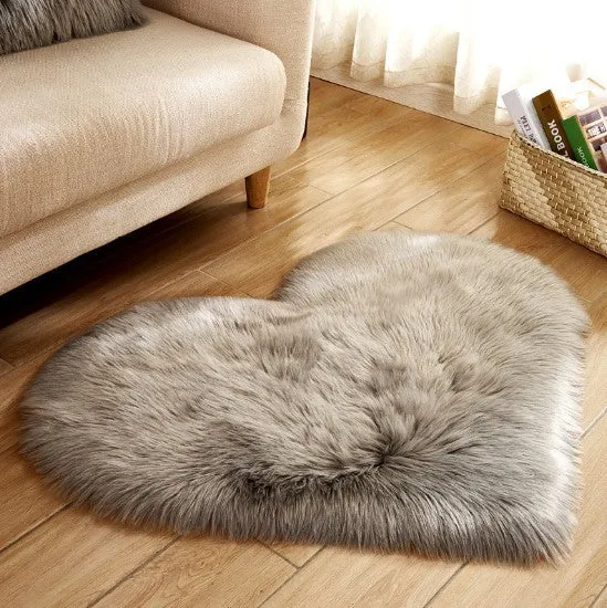 Plush heart-shaped carpet with 5-6 cm pile in navy blue colour on wooden floor