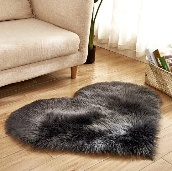 Plush heart-shaped carpet with 5-6 cm pile in navy blue colour on wooden floor