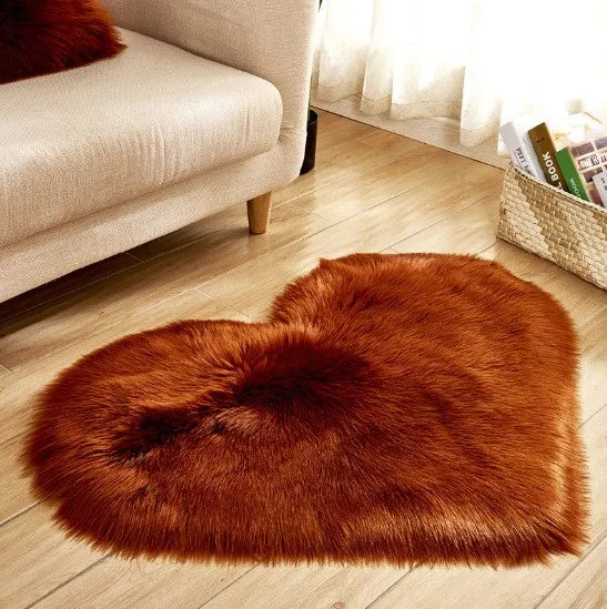Plush heart-shaped carpet with 5-6 cm pile in navy blue colour on wooden floor