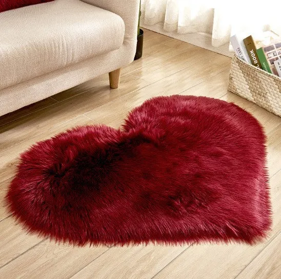 Plush heart-shaped carpet with 5-6 cm pile in navy blue colour on wooden floor