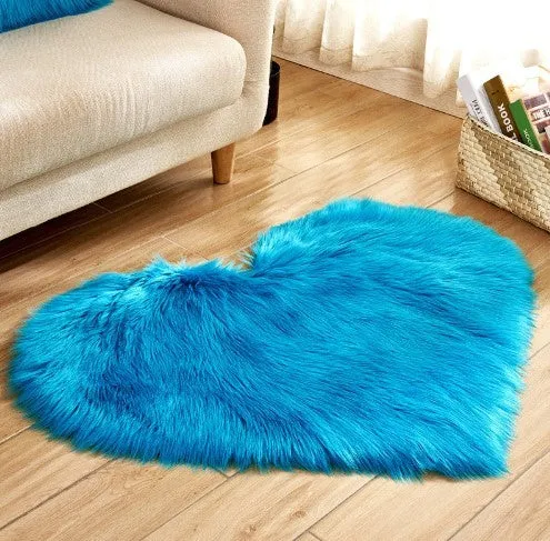 Plush heart-shaped carpet with 5-6 cm pile in navy blue colour on wooden floor
