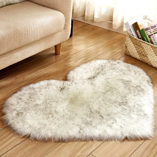 Plush heart-shaped carpet with 5-6 cm pile in navy blue colour on wooden floor