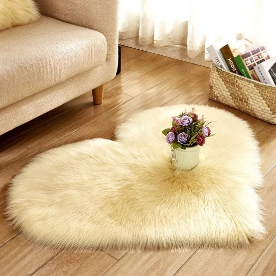 Plush heart-shaped carpet with 5-6 cm pile in navy blue colour on wooden floor