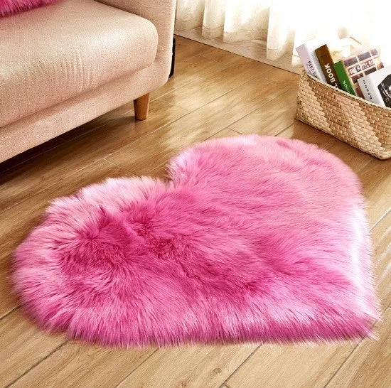 Plush heart-shaped carpet with 5-6 cm pile in navy blue colour on wooden floor