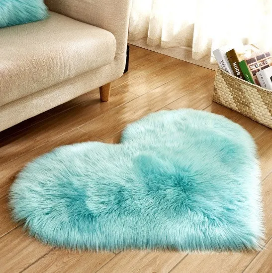 Plush heart-shaped carpet with 5-6 cm pile in navy blue colour on wooden floor