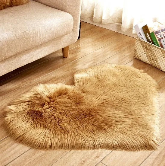 Plush heart-shaped carpet with 5-6 cm pile in navy blue colour on wooden floor