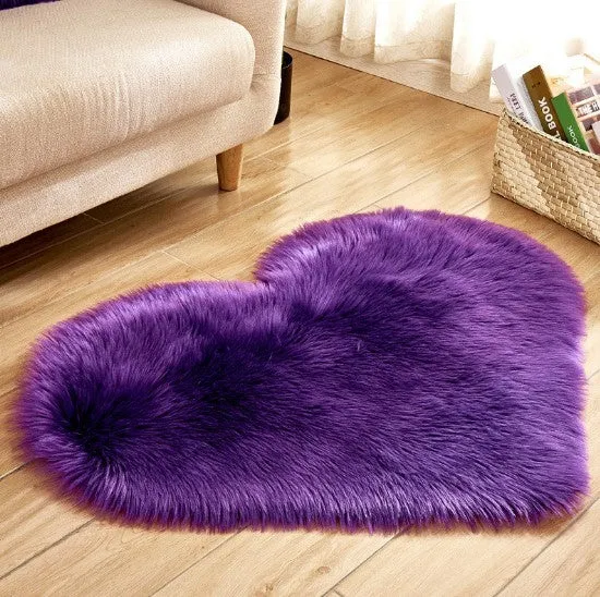 Plush heart-shaped carpet with 5-6 cm pile in navy blue colour on wooden floor
