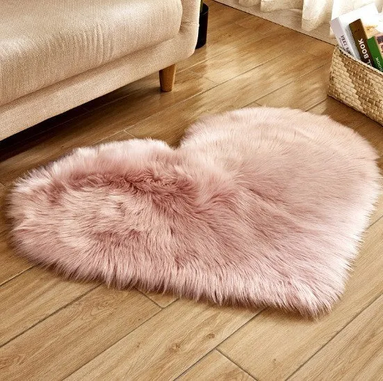 Plush heart-shaped carpet with 5-6 cm pile in navy blue colour on wooden floor
