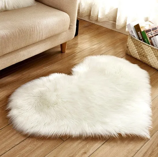 Plush heart-shaped carpet with 5-6 cm pile in navy blue colour on wooden floor