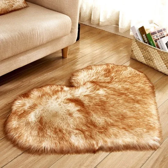 Plush heart-shaped carpet with 5-6 cm pile in navy blue colour on wooden floor