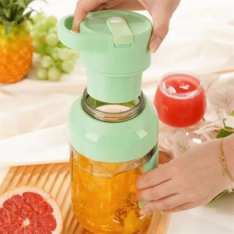 Portable electric juicer in emerald green with 1500ml capacity and USB charging port