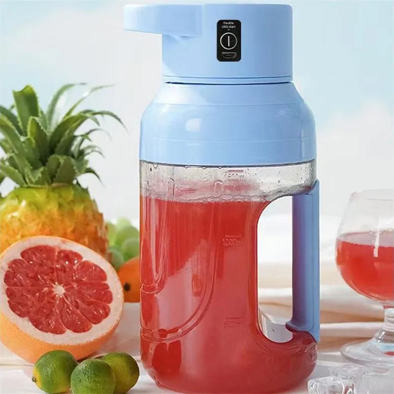 Portable electric juicer in emerald green with 1500ml capacity and USB charging port