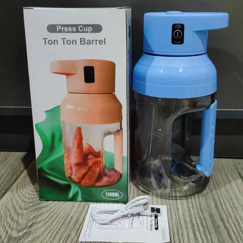 Portable electric juicer in emerald green with 1500ml capacity and USB charging port
