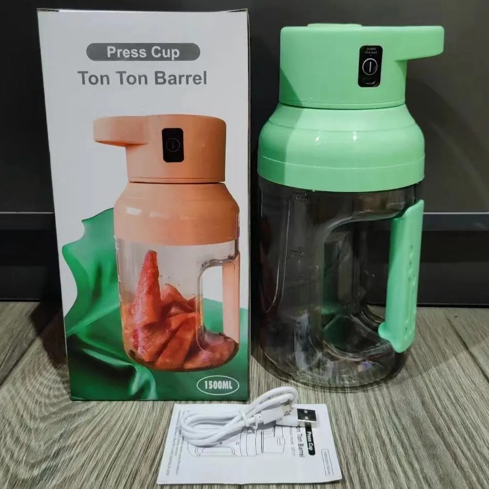 Portable electric juicer in emerald green with 1500ml capacity and USB charging port