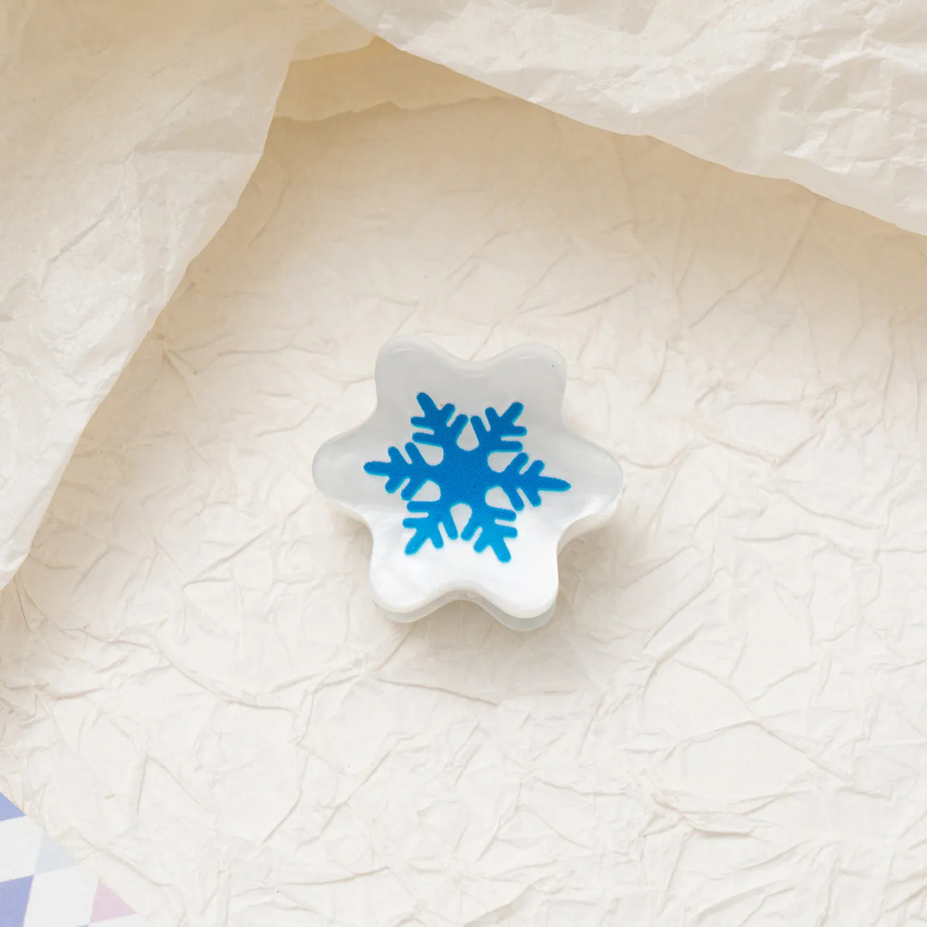 Oil-finished acrylic Christmas series small jaw clip barrette with snowflake design on white background