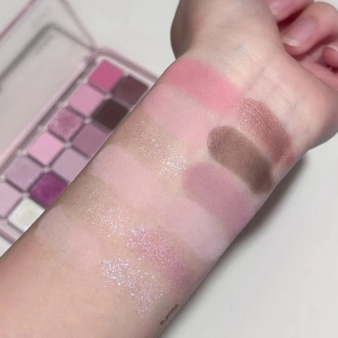 Creative Home 12-colour eye shadow palette showing Peach Apple and Cherry Plum shade options