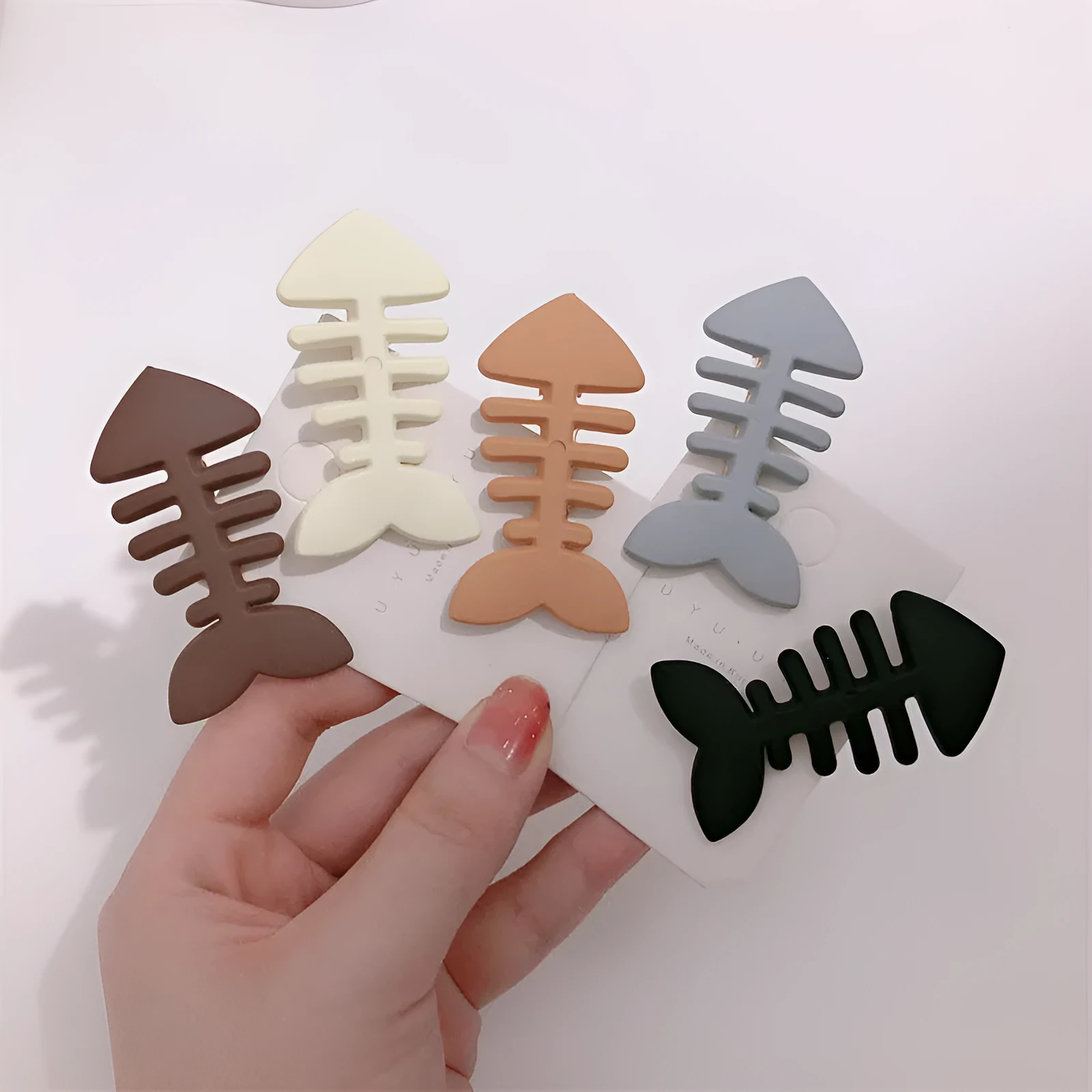 Minimalist plastic fishbone barrette hair clip with duckbill clip mechanism