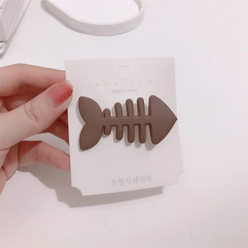 Minimalist plastic fishbone barrette hair clip with duckbill clip mechanism