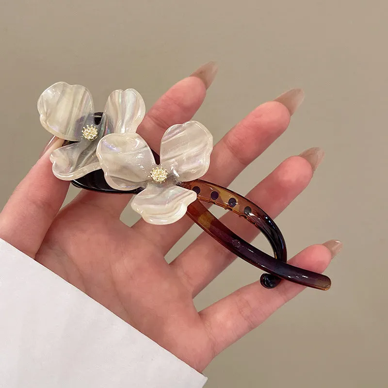 Retro flower bobby pin with acrylic petals in blue, beige, light blue, or pink colour options