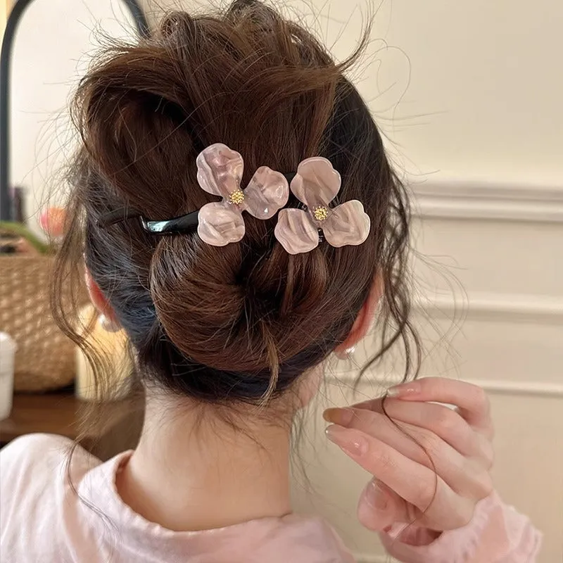 Retro flower bobby pin with acrylic petals in blue, beige, light blue, or pink colour options