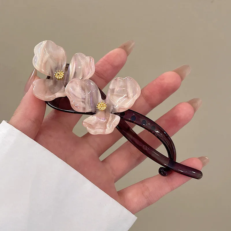 Retro flower bobby pin with acrylic petals in blue, beige, light blue, or pink colour options