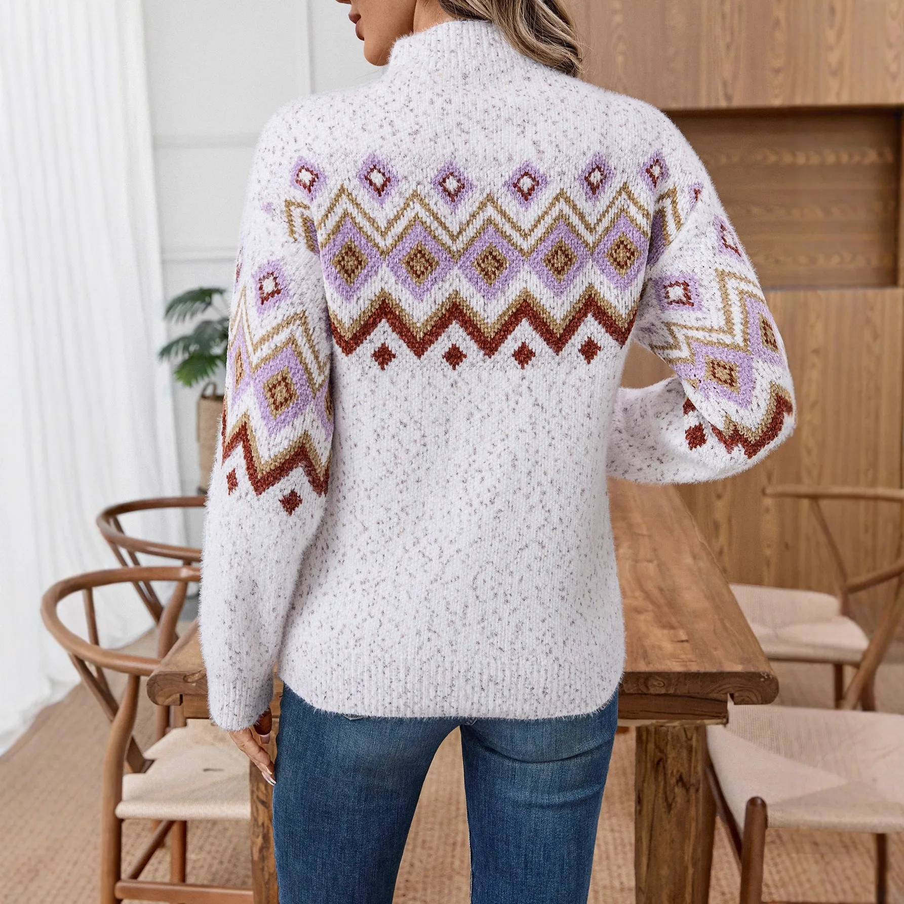 White geometric pattern half turtleneck loose sweater made of thick chenille fabric.