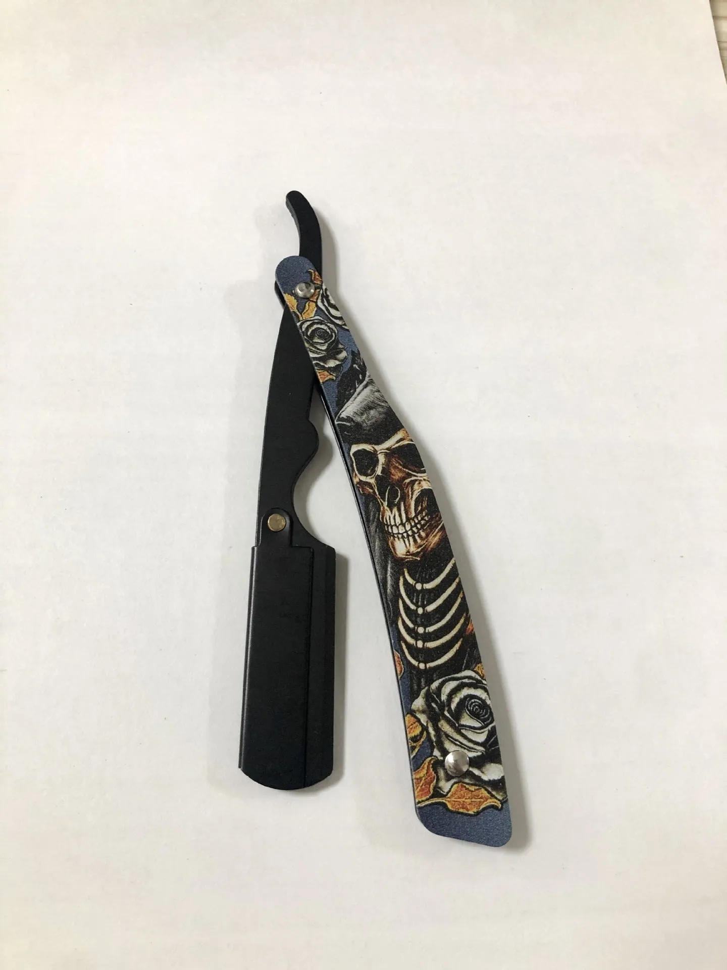 Clown Skull manual pogonotomy shaver with 74-blade and four colour pattern options