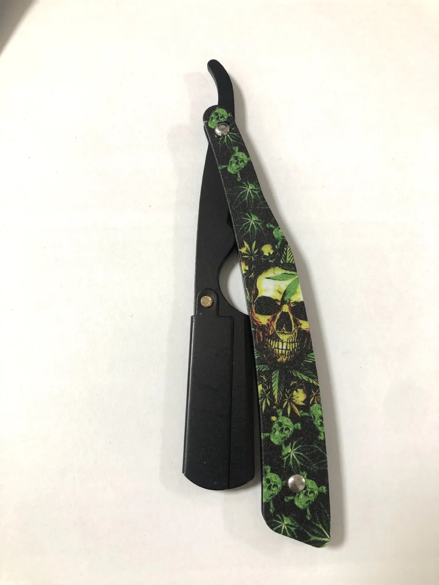 Clown Skull manual pogonotomy shaver with 74-blade and four colour pattern options