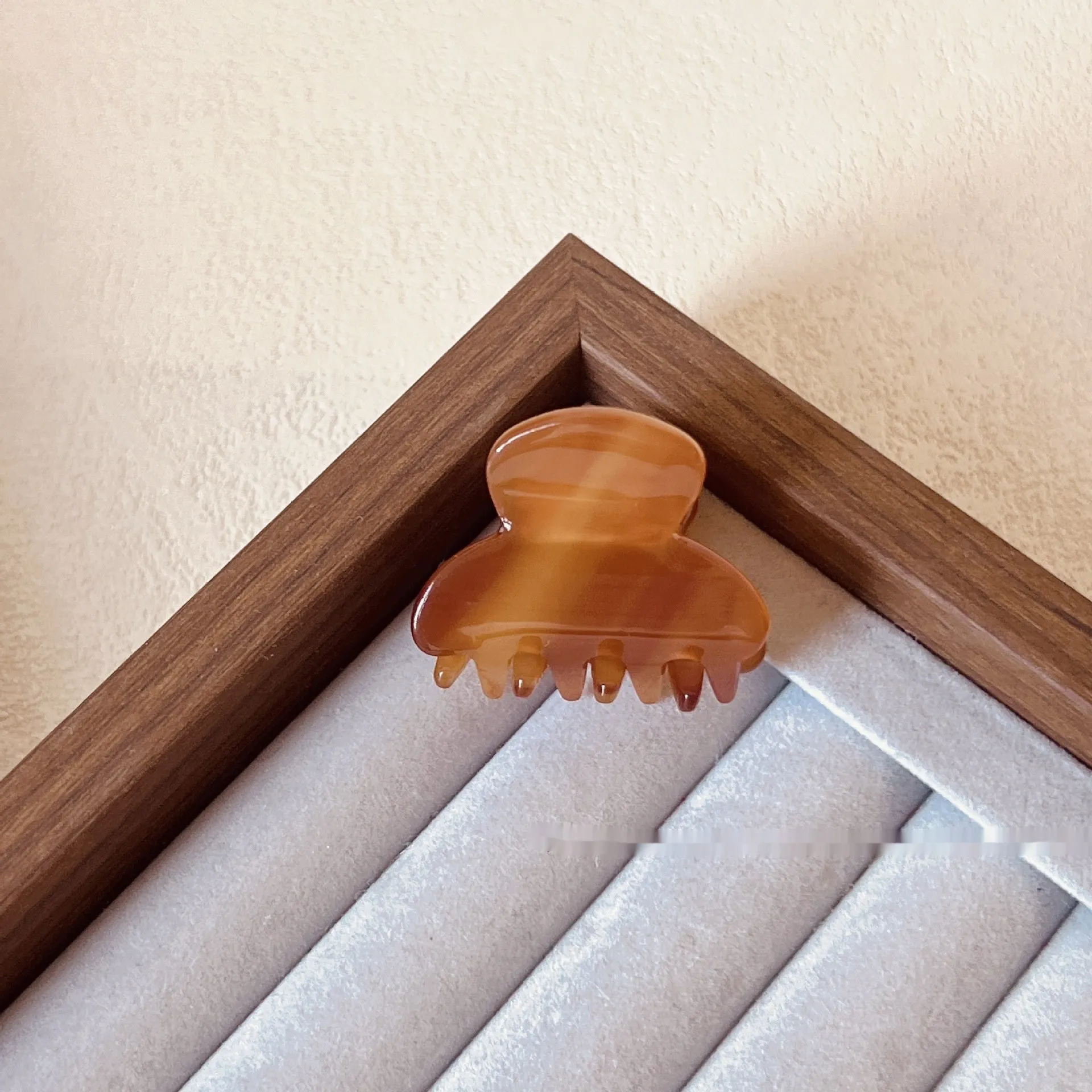 Mini acetate jaw clip hairpin in Amber colour for women back head use
