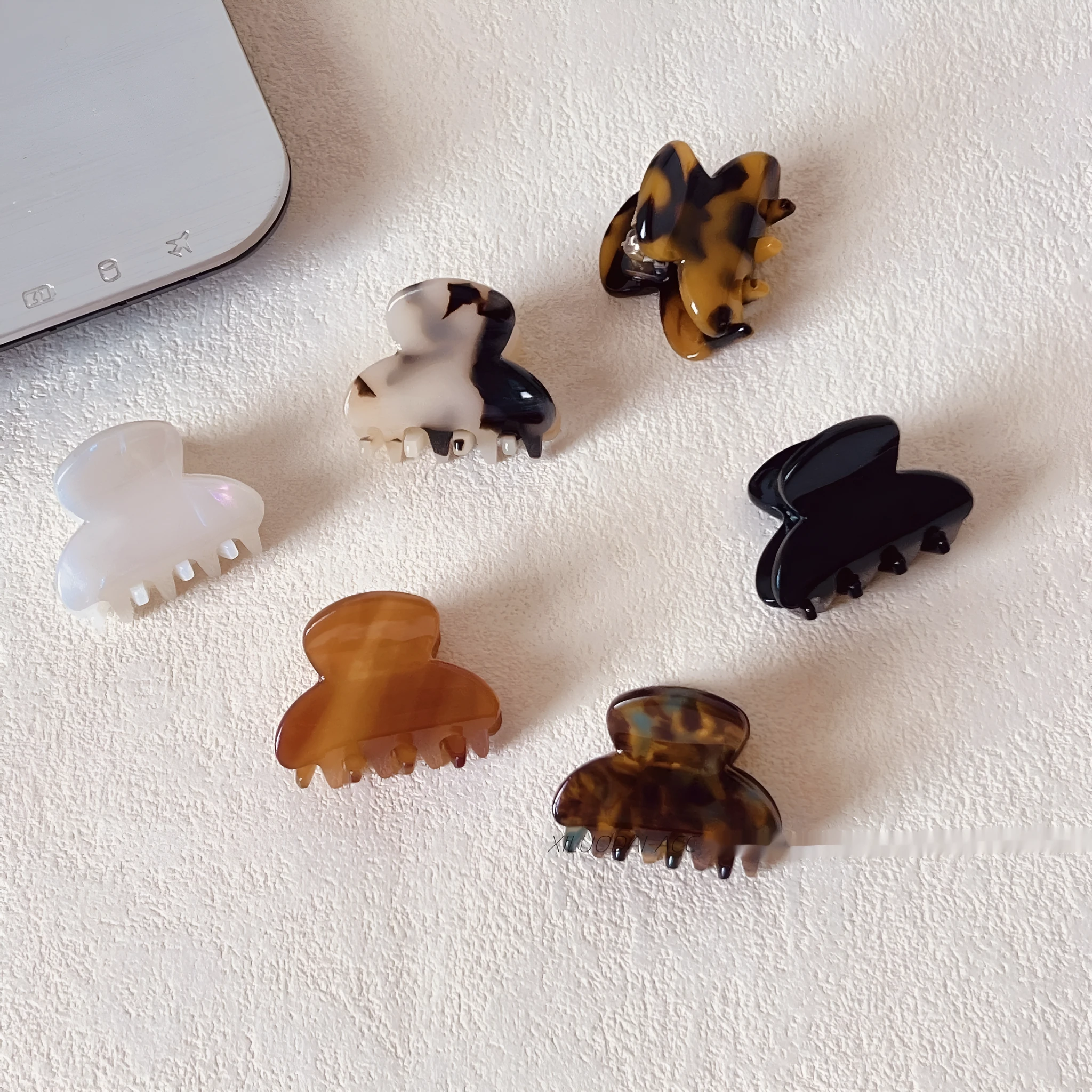 Mini acetate jaw clip hairpin in Amber colour for women back head use