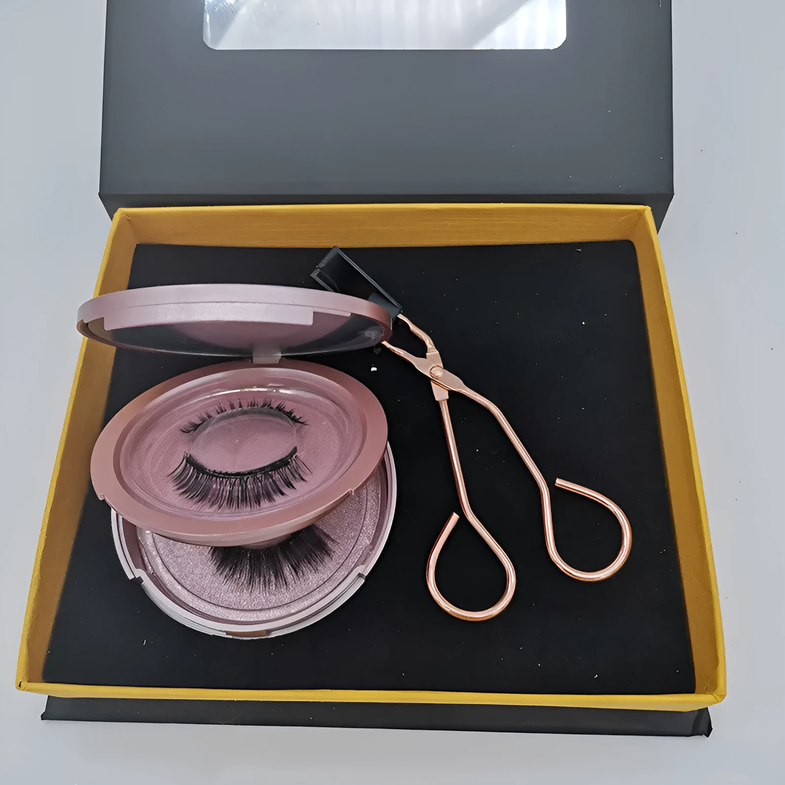 Magnetic false eyelashes in black with hard magnetic material and quantum clip on pink folding box